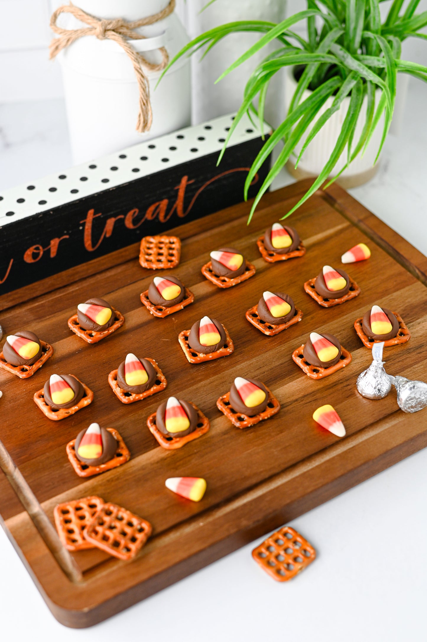 Candy Corn Pretzel Bites Set #1