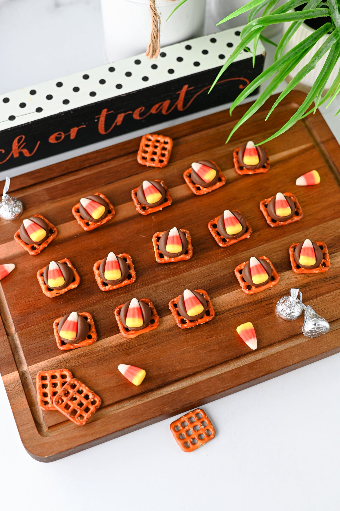 Candy Corn Pretzel Bites Set #1