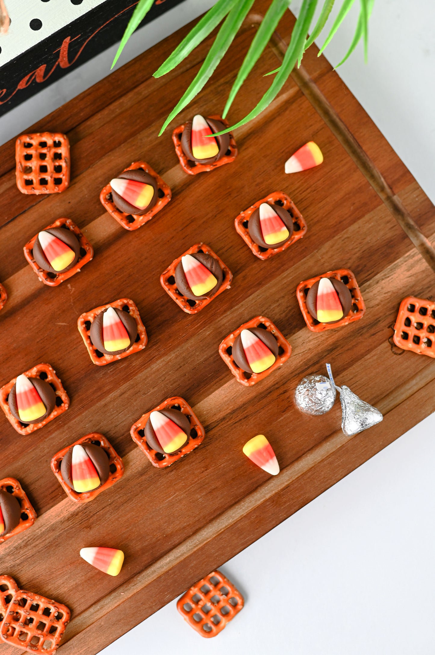 Candy Corn Pretzel Bites Set #1