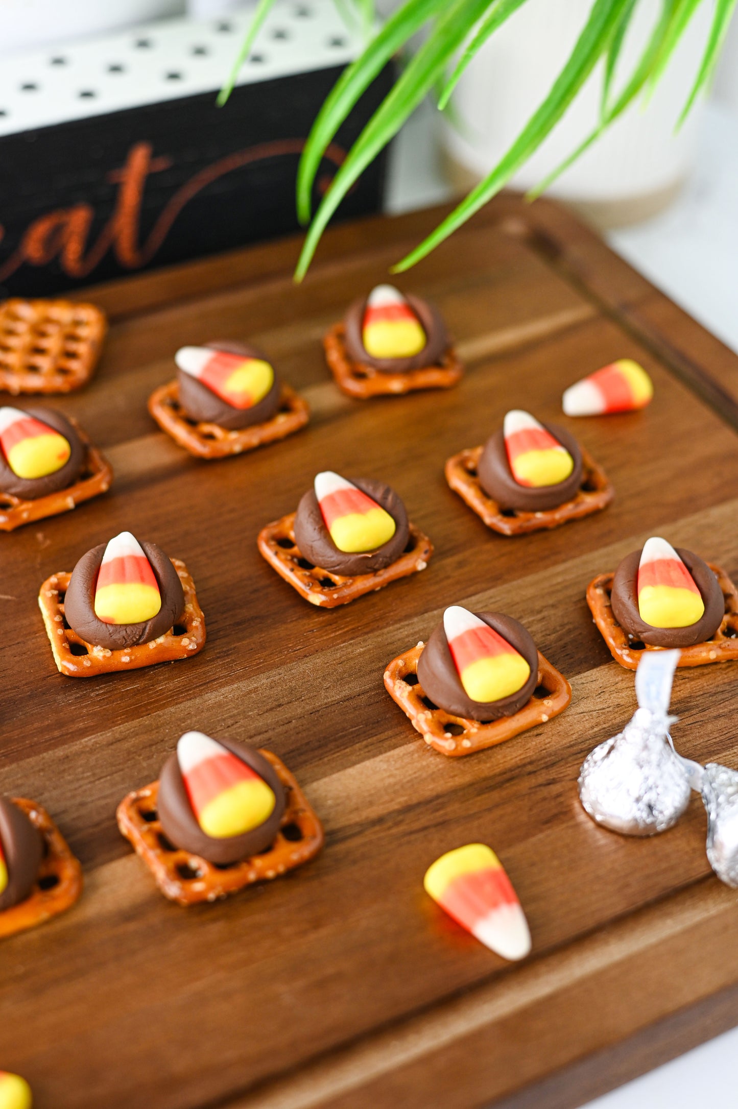 Candy Corn Pretzel Bites Set #1
